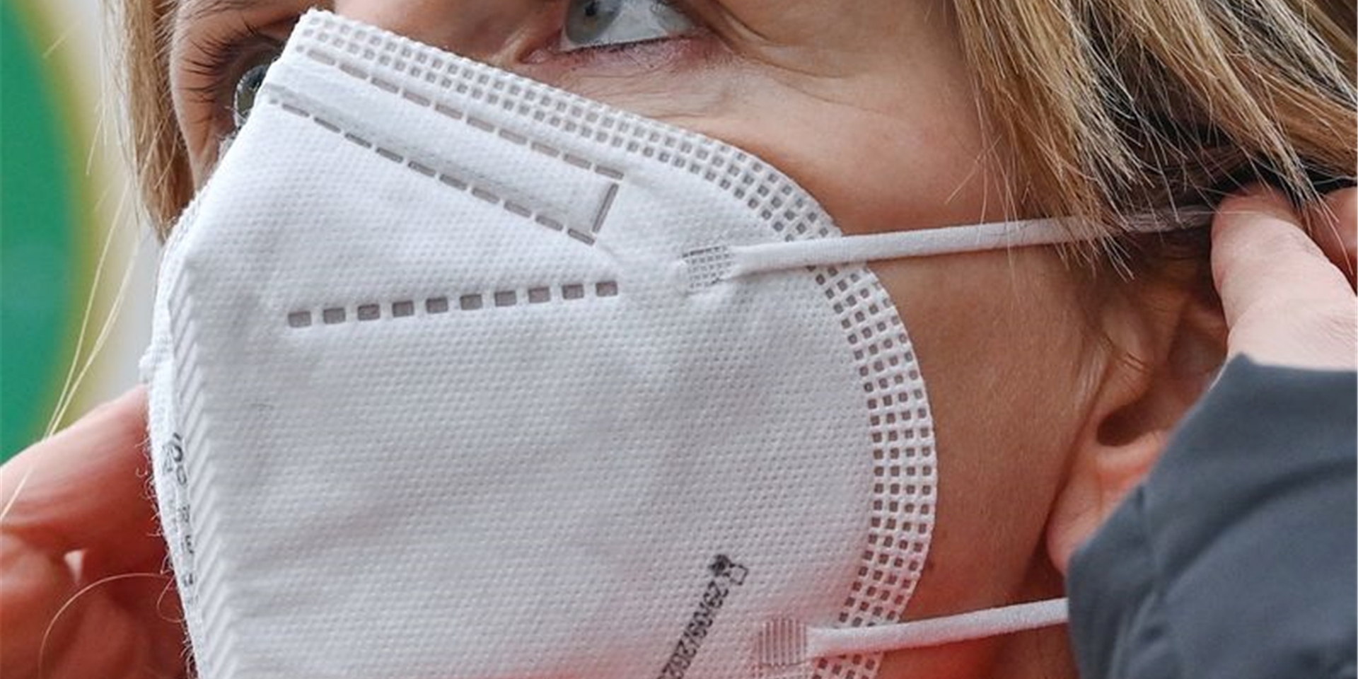 Für optimalen Schutz muss der Nasenbügel zu einem «abgerundeten W» geformt werden, so dass er auf die Nasenflügel drückt.