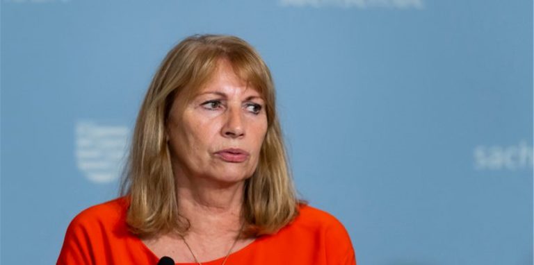 Die sächsische Gesundheitsministerin Petra Köpping (SPD) muss sich mit einem Fackel-Mob auseinandersetzen.