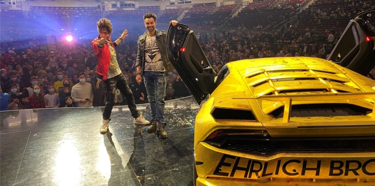 Die Ehrlich Brothers zauberten am Samstag (4.12.) einen goldenen Lamborghini auf die Bühne in den Westfalenhallen.