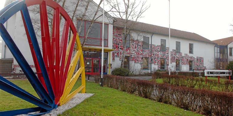 Das Archivbild zeigt den Eingangsbereich der Heinrich-Bußmann-Schule in der Lüner Innenstadt.