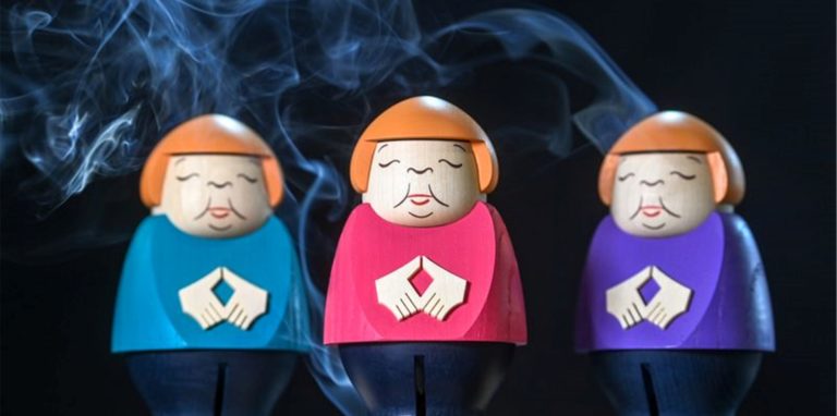 Merkel Räucherfiguren rauchen in der Schauwerkstatt der Seiffner Volkskunst.