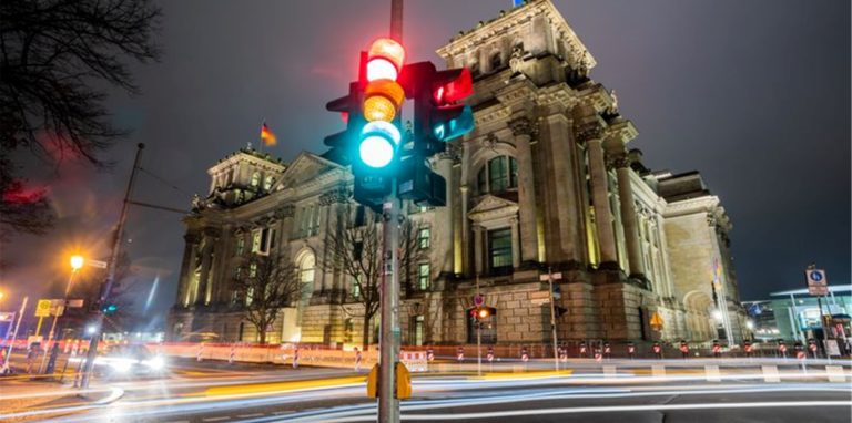 Eine Ampel vor dem Reichstagsgebäude in Berlin (Langzeitbelichtung).