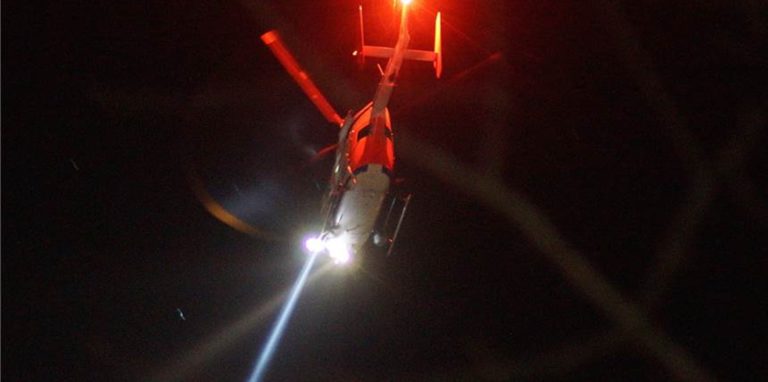 Ein Polizeihubschrauber suchte am Sonntagabend nach flüchtigen Personen. (Symbolfoto)