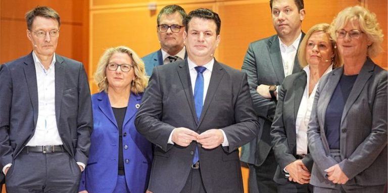 Karl Lauterbach (l-r, SPD), Svenja Schulze (SPD), Wolfgang Schmidt (SPD) , Hubertus Heil (SPD), Lars Klingbeil, Nancy Faeser (SPD), Christine Lambrecht (SPD) stehen bei der Vorstellung der SPD-Minister und -Ministerinnen durch den designierten Bundeskanzler Scholz (SPD), im Willy-Brandt-Haus zusammen.