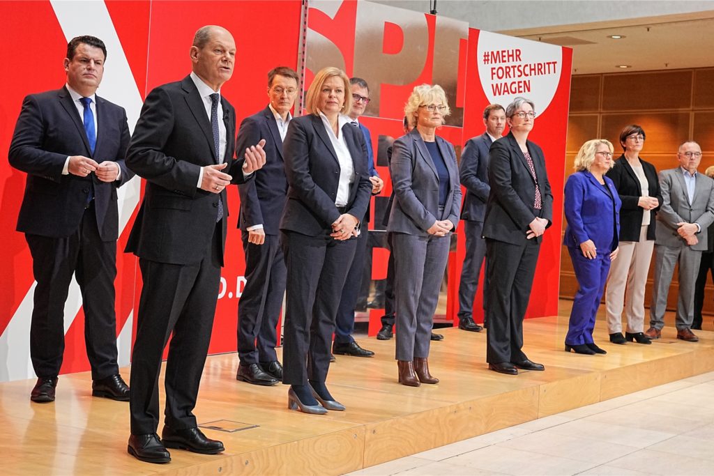 title attribut Hubertus Heil (l-r, SPD), designierter Bundesminister für Arbeit und Soziales, Olaf Scholz (l-r, SPD), designierter Bundeskanzler, Karl Lauterbach (SPD), designierter Bundesminister für Gesundheit, Nancy Faeser (SPD), designierte Bundesministerin des Innern, Wolfgang Schmidt (SPD), designierter Chef des Bundeskanzleramtes, Christine Lambrecht (SPD), designierte Bundesministerin der Verteidigung, designierte SPD-Vorsitzender Lars Klingbeil , Klara Geywitz (SPD), designierte Bundesministerin für B