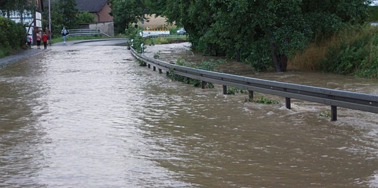 Der Massener Hellweg als Wasserstraße: Nach dem Starkregen im Juli gab es zeitweilig kein Durchkommen mehr und in einigen ufernahen Wohngebieten nahe des Massener Bachs drang das Hochwasser in die Häuser ein.