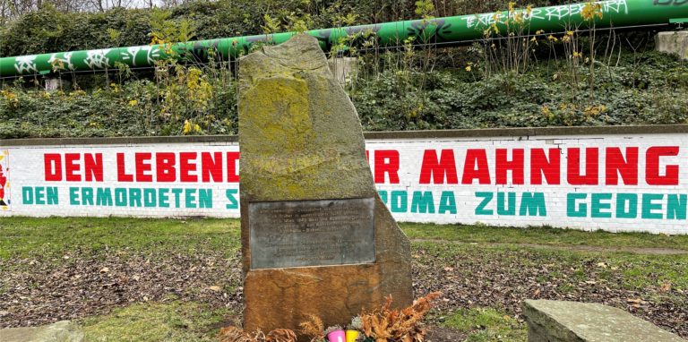 Das Mahnmal für die von den Nationalsozialisten ermordeten Sinti und Roma ist rassistisch beschmiert worden.