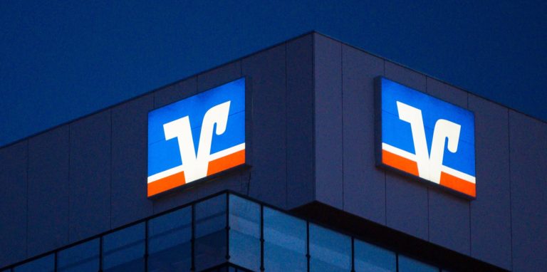 Das Logo der Volksbank ist auf einem Gebäude zu sehen. (Symbolbild)