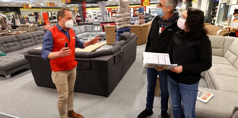 Seit Samstag dürfen der Leiter des Poco-Marktes Bergkamen, Markus Blacha (l.) und seine Kollegen nur noch Kunden beraten und bedienen, die geimpft oder genesen sind.