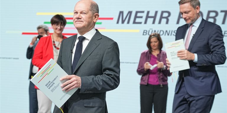 Saskia Esken (l-r, SPD), Olaf Scholz (SPD), Katrin Göring-Eckardt (Bündnis 90/Die Grünen), Christian Lindner (FDP), bei der Unterzeichnung des Koalitionsvertrages von SPD, Grünen und FDP zur Bildung einer Bundesregierung.