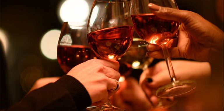 Nach dem Genuss von Bier und Wein wird die eigene Fahrtüchtigkeit oft überschätzt.