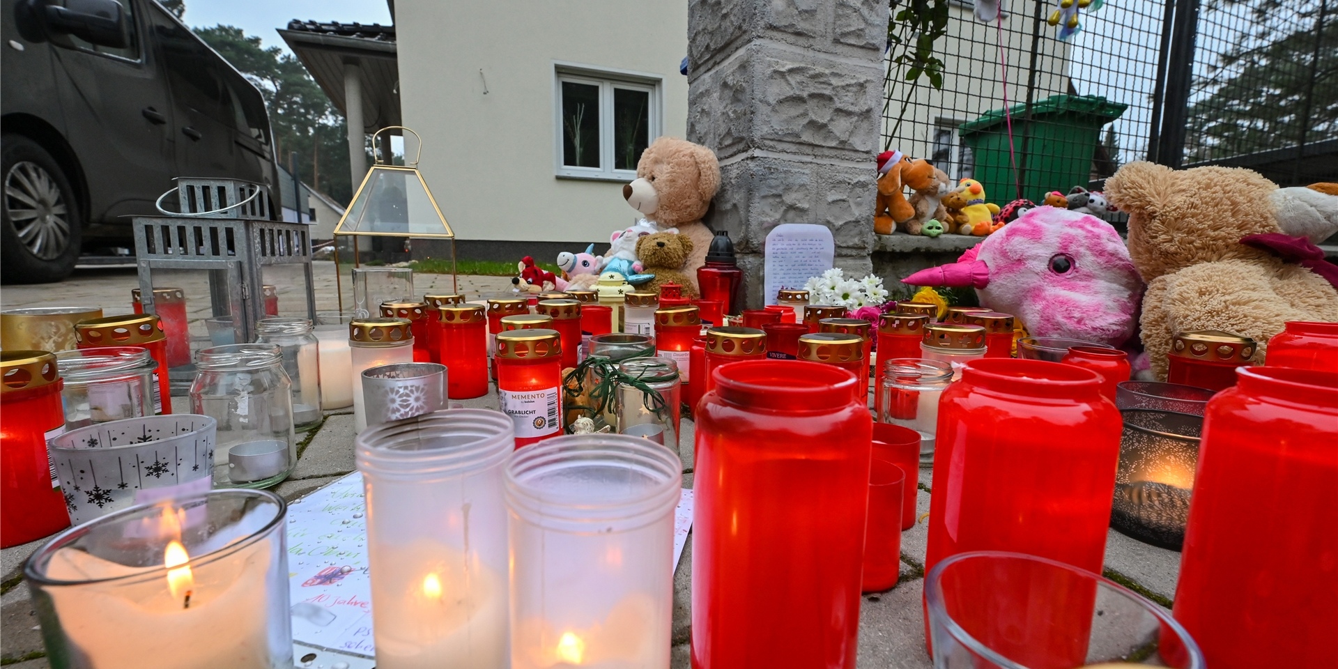 Viele Kerzen brennen vor auf einem Gehweg vor einem Einfamilienhaus in einem Ortsteil der Stadt Königs Wusterhausen im Landkreis Dahme-Spreewald.