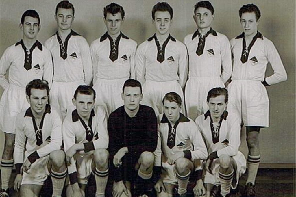 title attribut Industrie-Vizemeister 1958: Willi Wöstmann, Hans Wendhofen, Friedhelm „Timo“ Konietzka, Willi Eckey, Günter „Moritz“ Kötter und Horst „Mete“ Steinkuhl (st. v. l.) sowie Rolf „Rölle“ Thiemann, Kurt Konietzka, Manfred Abe, Klaus „Fips“ Broda und Friedhelm Roch. (si. v. l.).