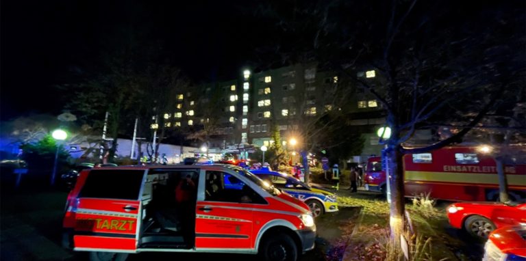 Zahlreiche Einsatzfahrzeuge am Mittwochabend vor dem Hellmig-Krankenhaus.