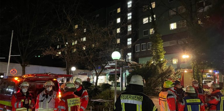 Großeinsatz wegen einer Flasche Pfefferspray: 120 Feuerwehr- und Rettungskräfte eilten am Mittwochabend zum Hellmig-Krankenhaus.