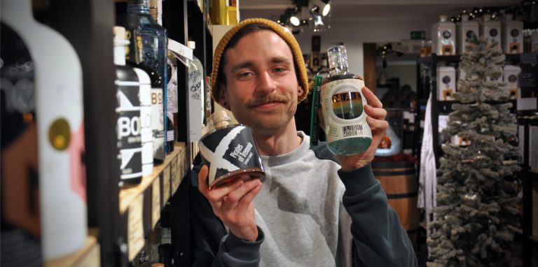 Spirituosen-Fachberater Mike Harder von Stendels im Kreuzviertel mit zwei seiner Geschenk-Tipps: Dem Rum „Pirates of Tremonia“ und dem Gin „Flight Mode“