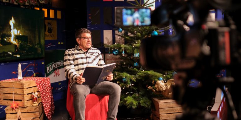 Bruno „Günna“ Knust hat für uns in seinem Olpketal-Theater die Weihnachtsgeschichte vorgelesen. Dabei hat er auch eine persönliche Note gefunden.