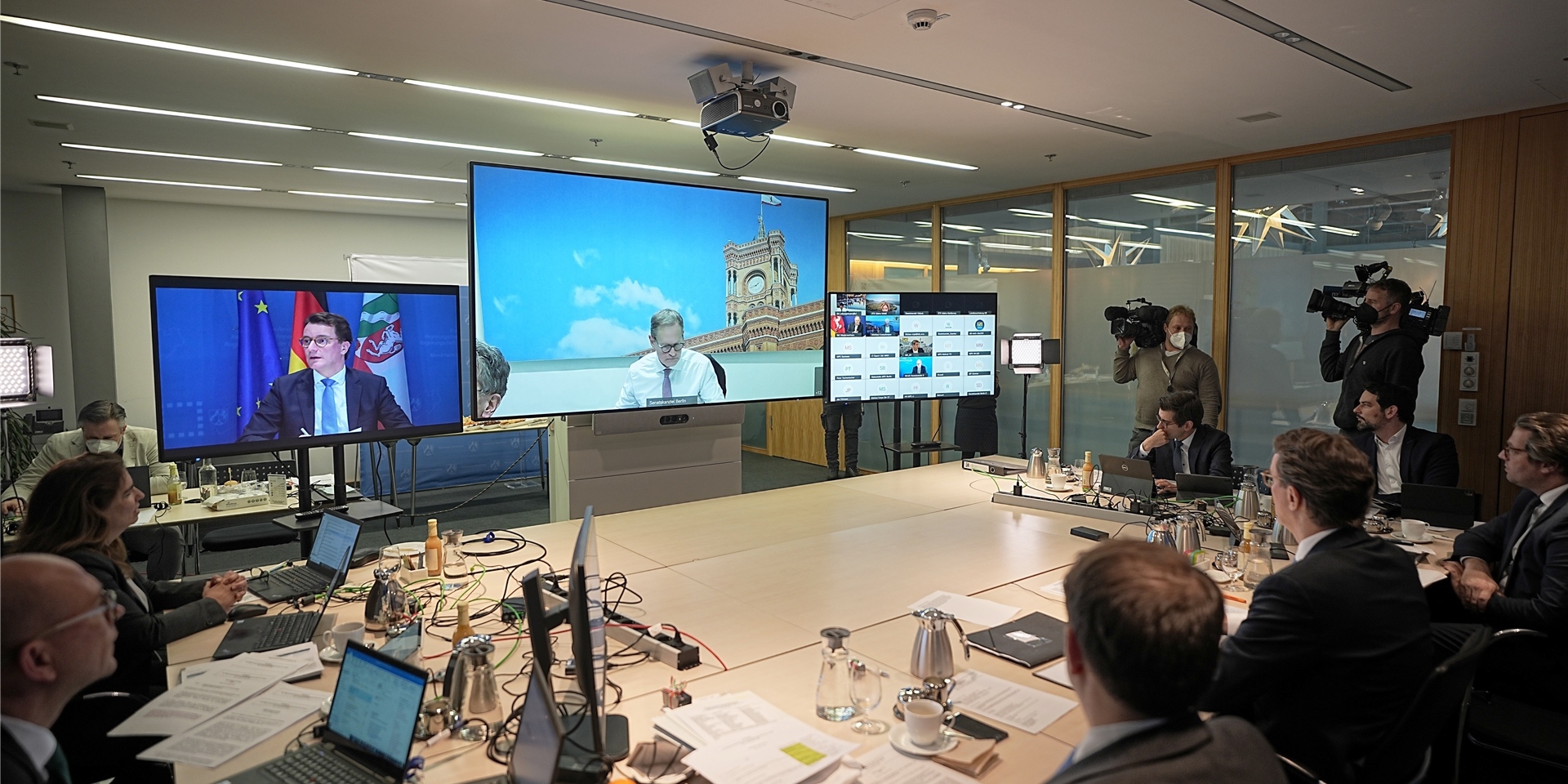 NRW-Ministerpräsident Hendrik Wüst spricht zu Beginn der MPK in einer Videokonferenz.
