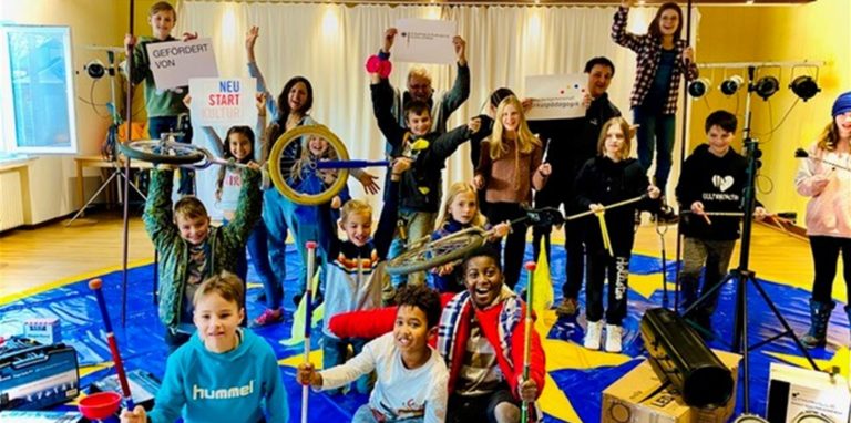 Im Saal auf der Heide feiert Circus ReFugi das neue Equipment. Gefördert wird der Circus mit Mitteln der Bundesarbeitsgemeinschaft Zirkuspädagogik.