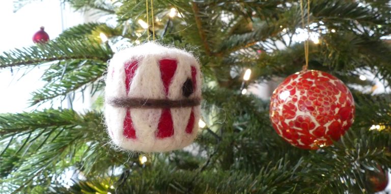 Den Weihnachtsbaum selbst aus dem Wald holen und gemeinsam schmücken – dieses und andere Rituale können uns dabei helfen, die Adventszeit zu genießen.