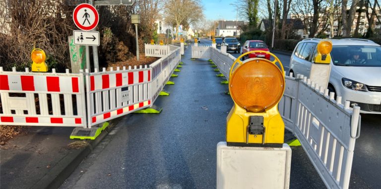 Am Beethovenring ist die rechte Fahrspur wieder gesperrt. Nun soll die neue Tempomessanlage aber auch wirklich aufgebaut werden.