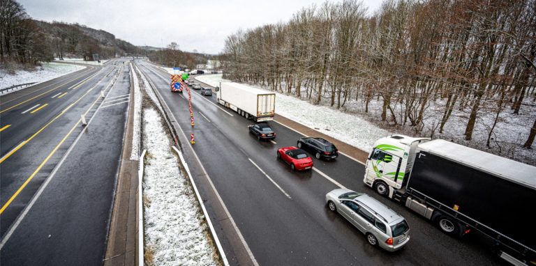 Runter von der Autobahn müssen alle Autos aktuell auf der Sauerlandlinie bei Lüdenscheid. Das darf kein Dauerzustand sein.