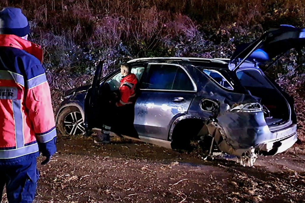Heftiger Auffahrunfall rund 500 Meter vor dem Parkplatz Haus Reck, hier der beteiligte Mercedes.
