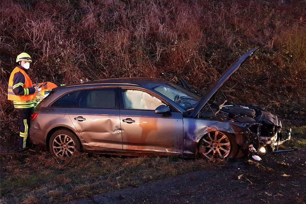 Die Autos wurden bei dem Unfall in den Graben geschleudert.