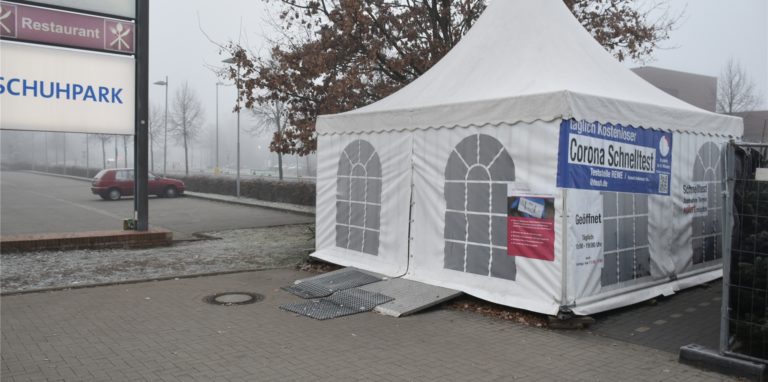 Auf dem Parkplatz von Rewe Gawdi in Lüdinghausen werden bereits Corona-Schnelltests angeboten, bald gibt es das auch in Selm.