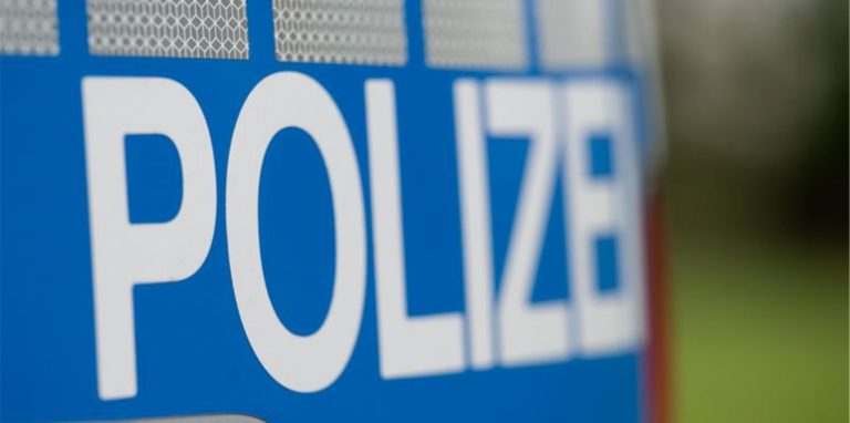 Das Wort „Polizei“ steht auf der Karosserie eines Einsatzwagens.