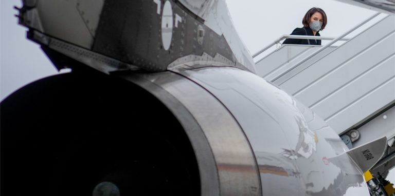 Willkommen in der Maschine: Annalena Baerbock, Deutschlands neue Außen­ministerin, auf dem Weg in den regierungs­eigenen Airbus A319 der Luftwaffe.