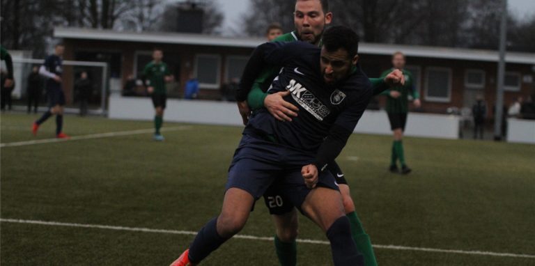 Sanmi Ojo (vorne) und der PSV Bork spielten im Derby gegen GS Cappenberg II und Yannick Harhoff (hinten).