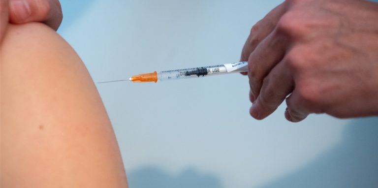 Die Impfkampagne soll vorankommen – viele Impfstellen und Arztpraxen im Kreis Unna bieten die Corona-Impfung an.