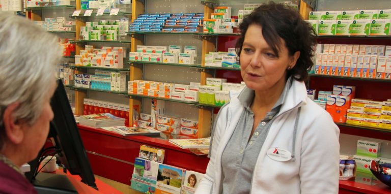 Ursula Brinkmann-Trötsch, Inhaberin der Christophorus-Apotheke in Werne (hier bei einem Kundengespräch), berichtet, dass es auch zweifelhafte Anfragen zu Impfnachweisen in ihrer Apotheke gegeben hat.