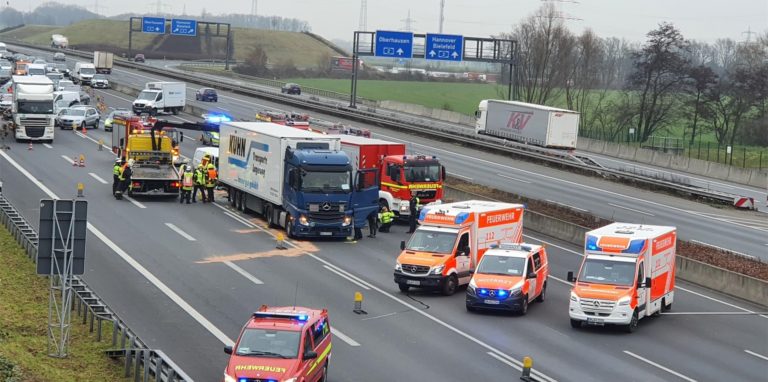 Die Unfallstelle liegt im fünfspurigen Bereich ausgangs des Kamener Kreuzes in Fahrtrichtung Köln.