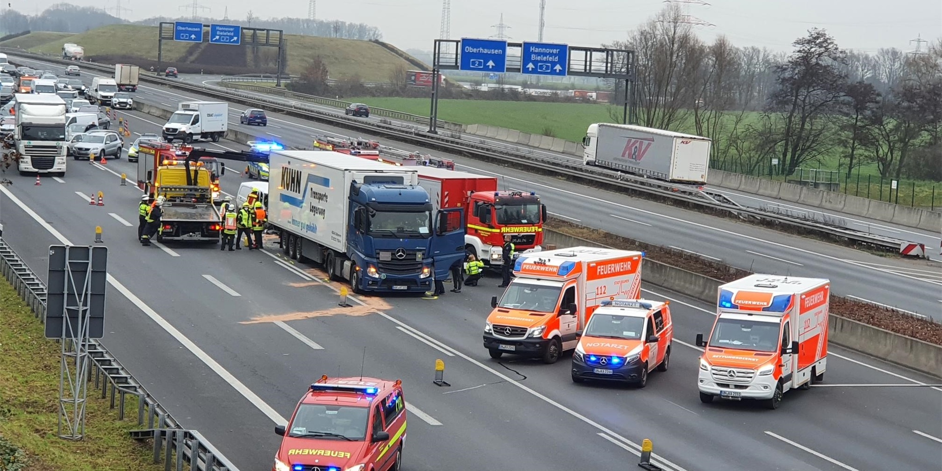 Die Unfallstelle liegt im fünfspurigen Bereich ausgangs des Kamener Kreuzes in Fahrtrichtung Köln.