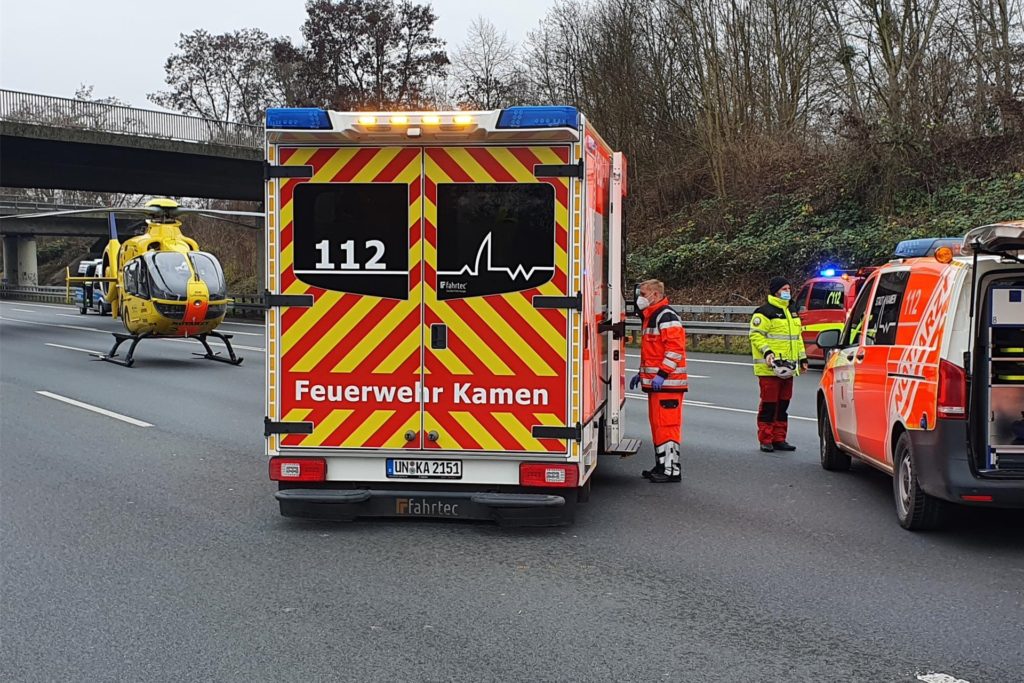 title attribut Ein Rettungshubschrauber landete auf der Fahrbahn nördlich der Brücke Derner Straße.