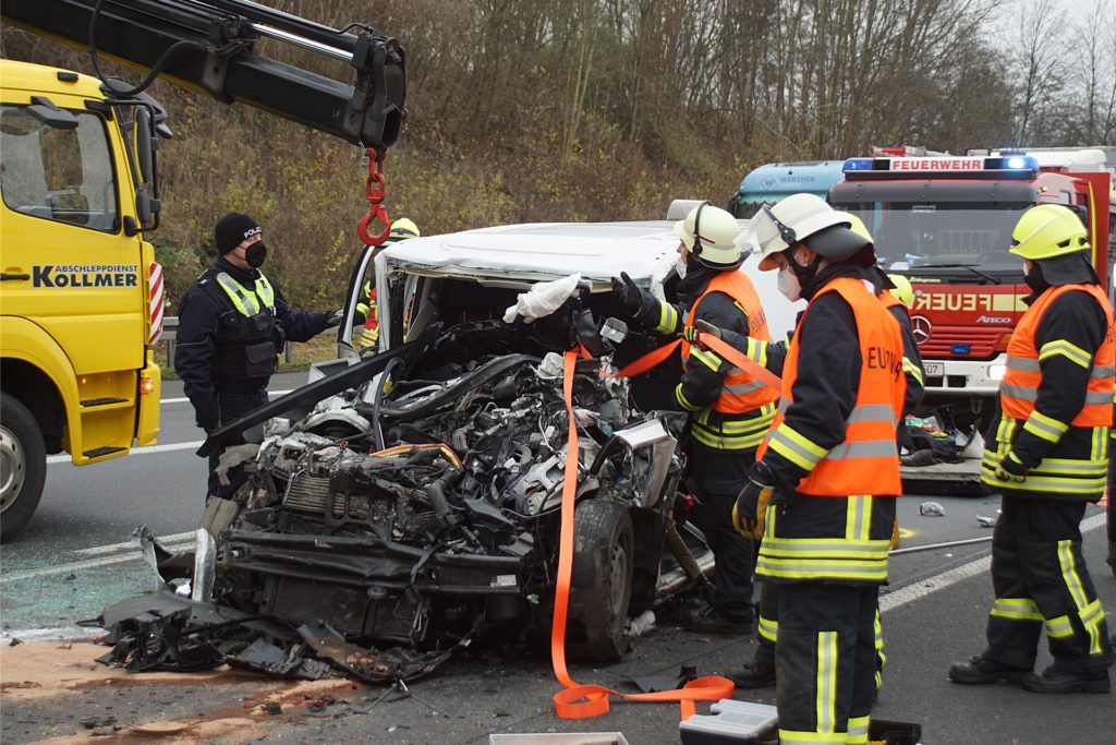 title attribut Das völlig zerstörte Wrack des Mercedes Vito.