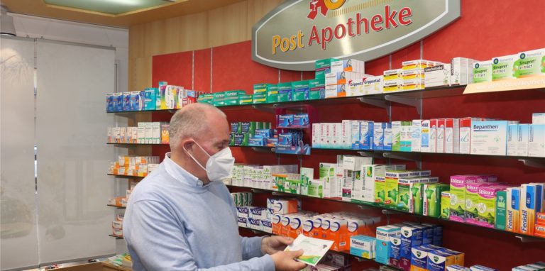 Udo Lucas, der in Werne drei Apotheken betreibt, würde gern in Kürze Impfungen anbieten. Doch es gibt noch viele Fragen bis zum Start zu klären.