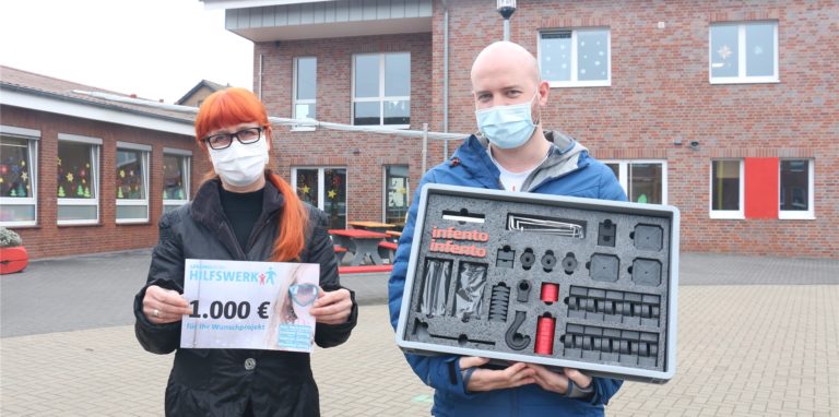Eleonore Neumann, Schulleiterin, und Stefan Wienpohl, Sonderpädagoge, freuen sich über den Bildungsscheck des Lensing Media Hilfswerks. Damit konnte ein Infento-Baukastensystem für die Uhlandschule angeschafft werden.