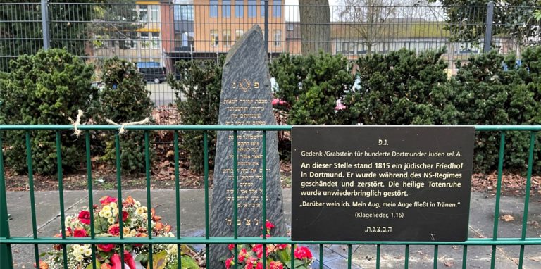 Der Friedhof wurde während des NS-Regimes geschändet und zerstört.
