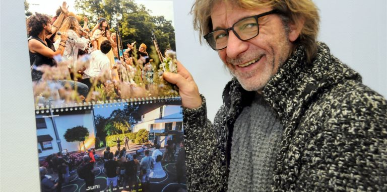 Erstmals hat Jörg Rost einen Kalender mit 24 eindrucksvollen Fotos seiner Kultur-Veranstaltung „Runde um den Block“ herausgebracht.