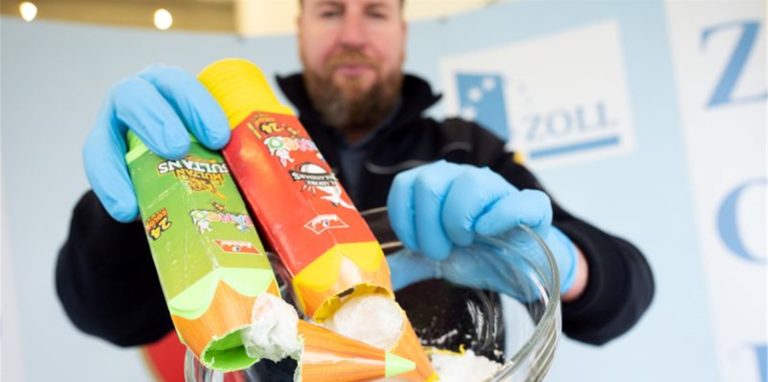 Der Zollsprecher Jens Ahland schüttet als Buntstifte verpacktes Crystal Meth in eine Schale.