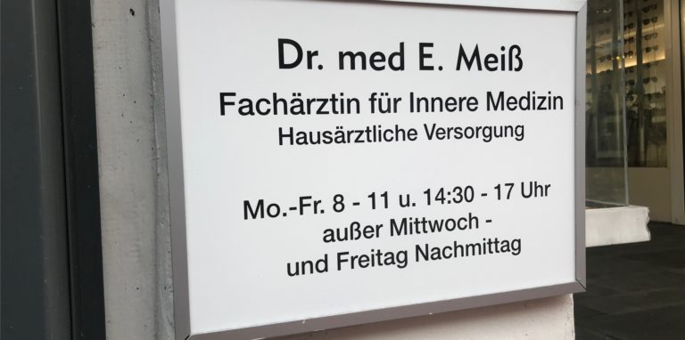 Das Praxistürschild von Dr. Elisabeth Meiß wird zum Jahresende abgeschraubt. Die Ärztin geht in den Ruhestand. Ein Nachfolger konnte nicht gefunden werden.