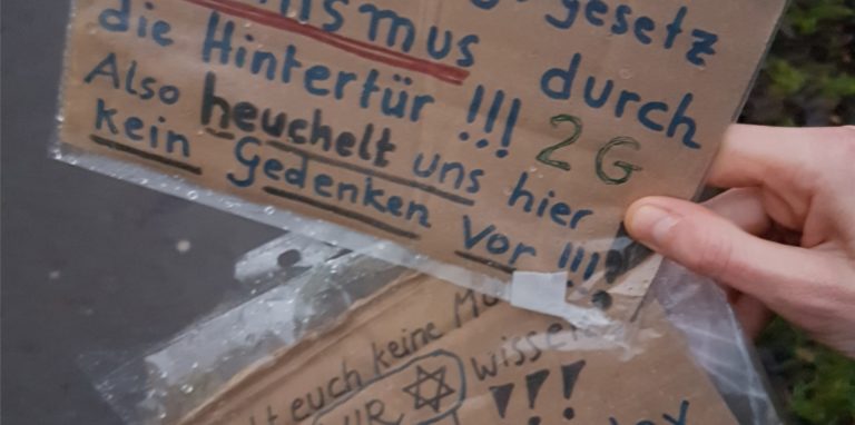 Eine unbekannte Person hat Schilder an einem jüdischen Gedenkstein angebracht, die den Holocaust verharmlosen.