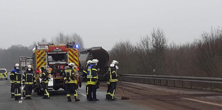 Polizei und Feuerwehr mussten am Donnerstag zur A2 bei Hamm ausrücken. Aus einem verunfallten Tankzug hatte sich Kohlenstaub über die Fahrbahn verteilt.