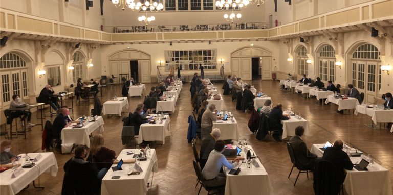 Der Rat der Stadt tagte im großen Saal des Freischütz, um Abstandregeln besser einhalten zu können.