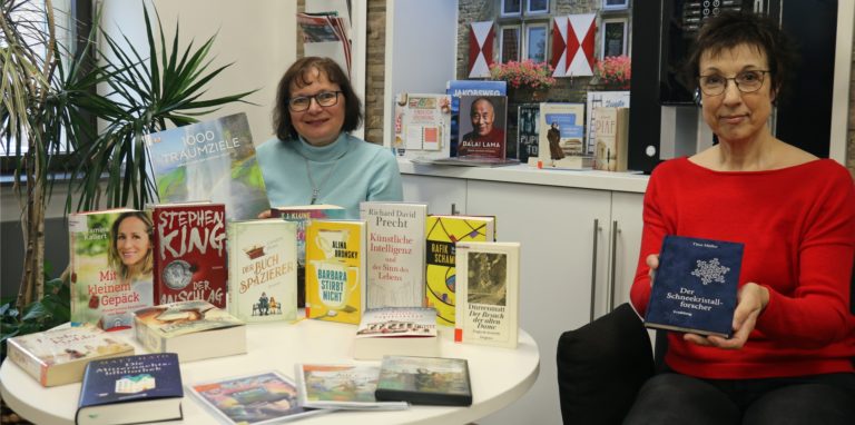Krimi, Ratgeber, Roman oder Bildband: Marion Gloger (l.) und Gerlinde Schürkmann aus der Stadtbücherei Werne geben ihre persönlichen Lese-Tipps zu Weihnachten und kennen noch ein praktisches Last-Minute-Geschenk.