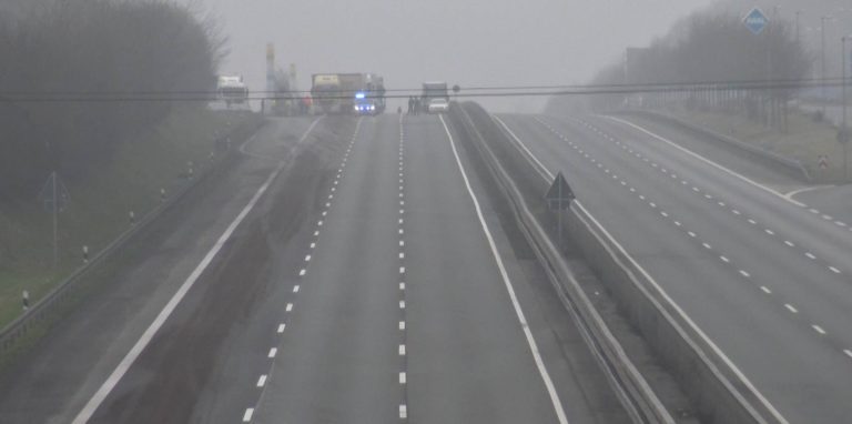 Unfall mit Gefahrgutlaster: Das Bild zeigt die A2 bei Hamm am Donnerstag. Gut sichtbar ist der dunkle Kohlenstaub, der sich über die Fahrbahn in Richtung Hannover verteilte.