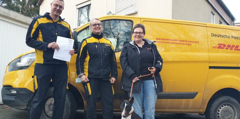 Standortleiter Thorsten Hartleb von der Deutschen Post und seine Kollegin Bianca Neumann übergeben eine Spende von 300 Euro an Catharina Seelig vom Tierheim Schwerte. Auch Hund Schröder freut sich: Er mag Paketboten. Und zwar nicht zum Frühstück…